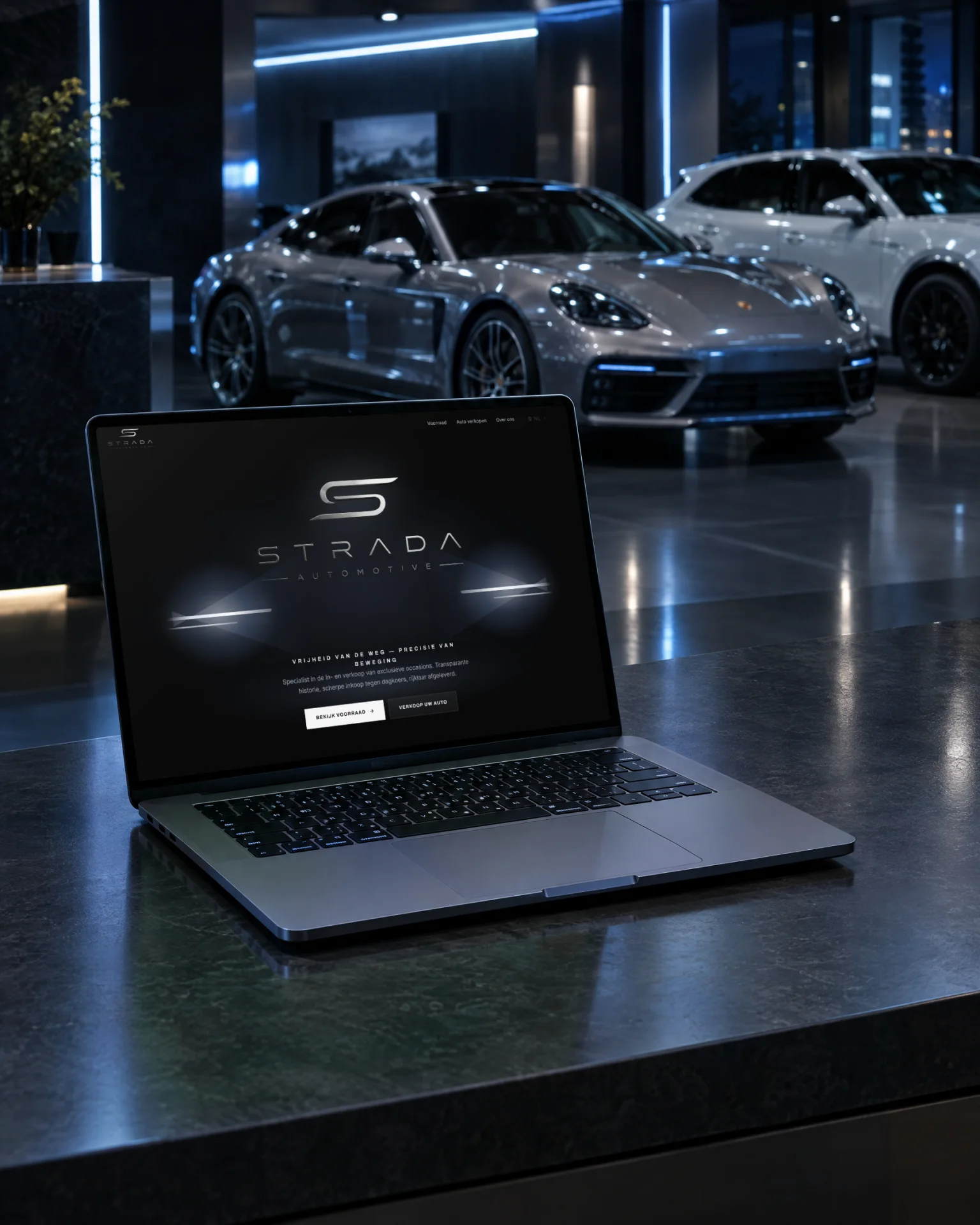 Laptop in een autoshowroom met de website van Strada Automotive